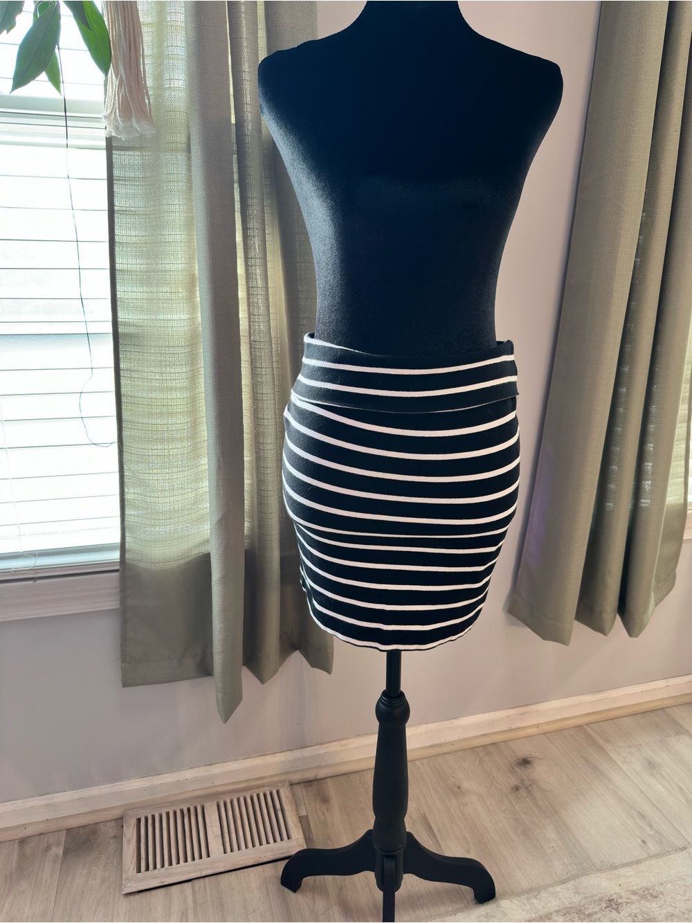 Forever 21 Black White Striped Stretch Mini Skirt Size M